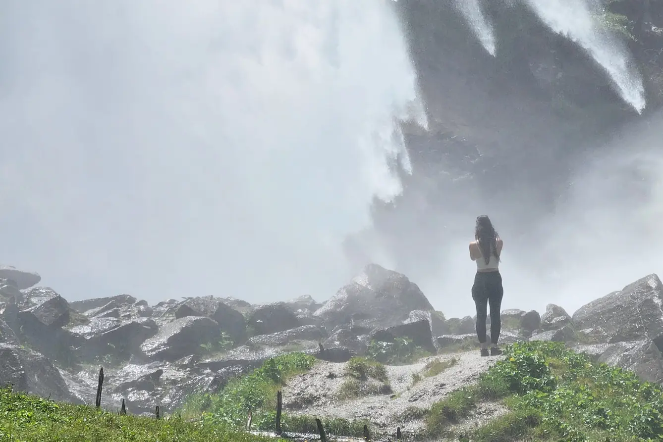 Junge Frau vor Wasserfall