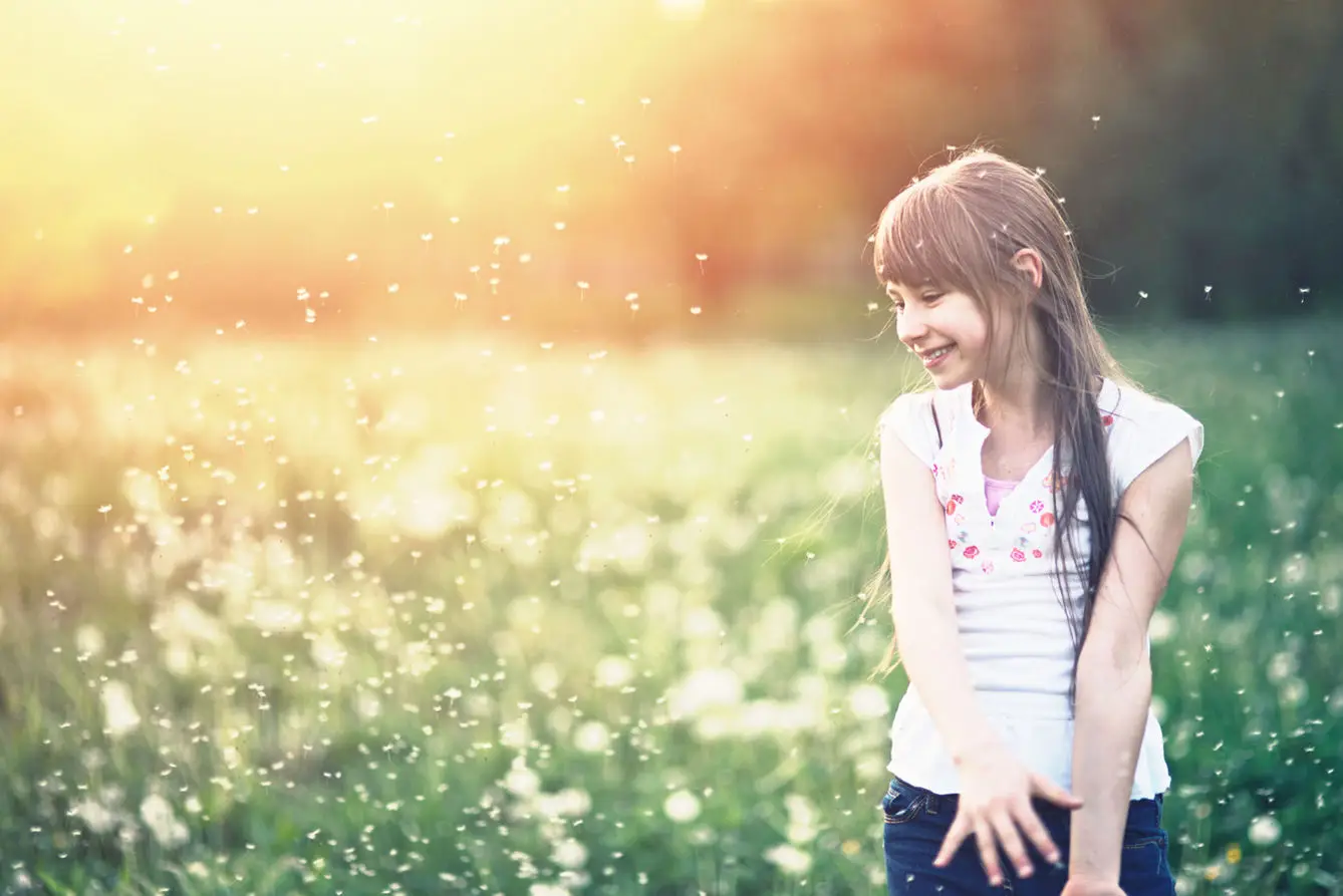 Mädchen auf Blumenwiese
