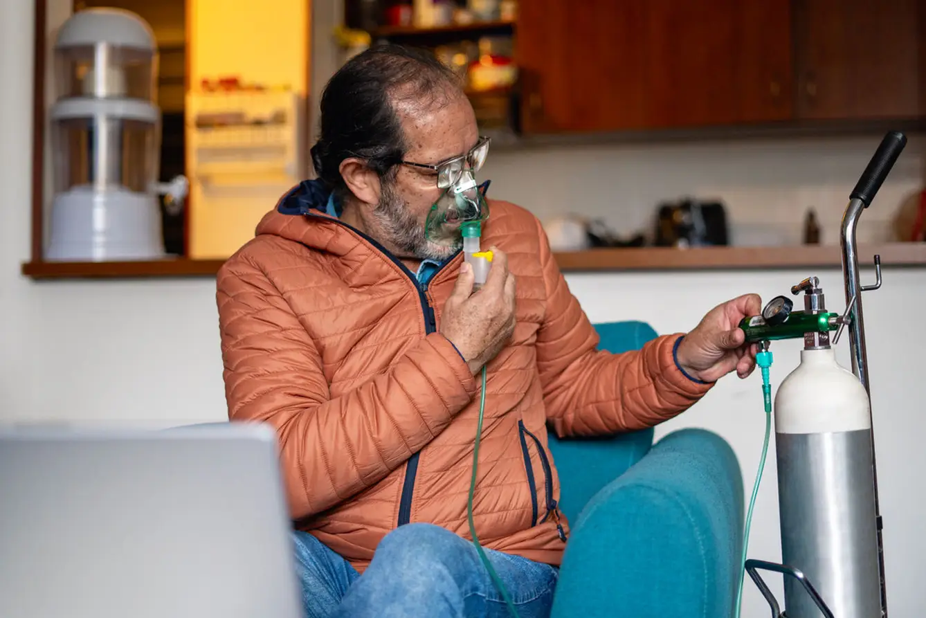 Patient bei Langzeit-Sauerstofftherapie 