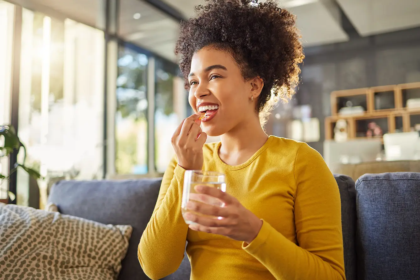 Junge Frau nimmt Nahrungsergänzung ein